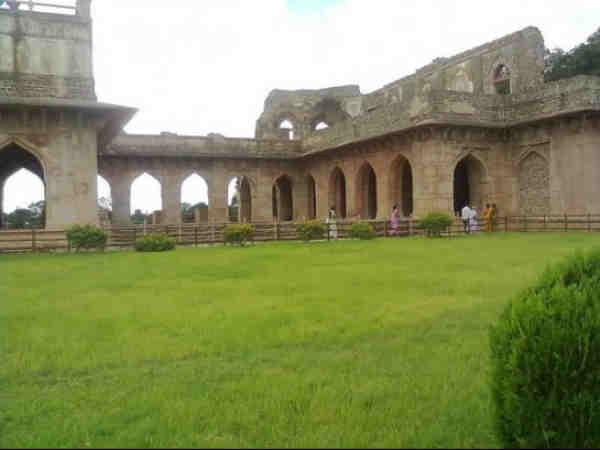 મહેલનો સામેનો વ્યૂ