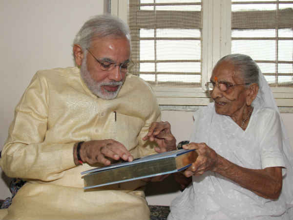 નરેન્દ્ર મોદીએ મેળવ્યા માતાના આર્શિવાદ