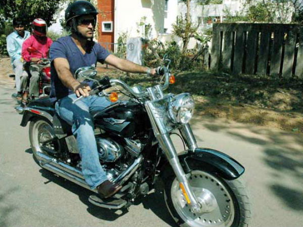 જ્યારે ધોની ચેન્નઇમાં ચલાવે છે બાઇક