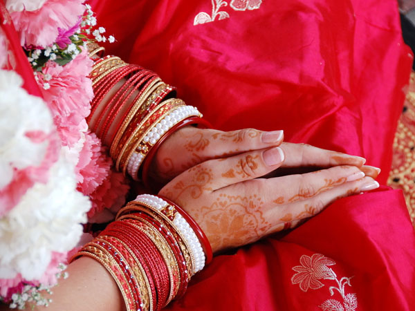 માતા-પિતાને લઇને આવે છે છોકરીઓ