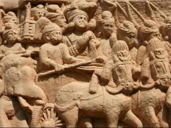 હાથીઓ પર પુરુષોની મૂર્તિઓ