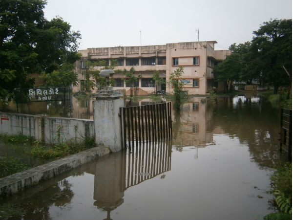 તળાવ ફાટ્યું