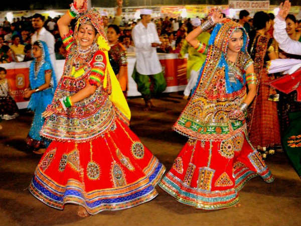 પ્રથમ નોરતે યુવાધન હિંડોળે ચઢ્યું