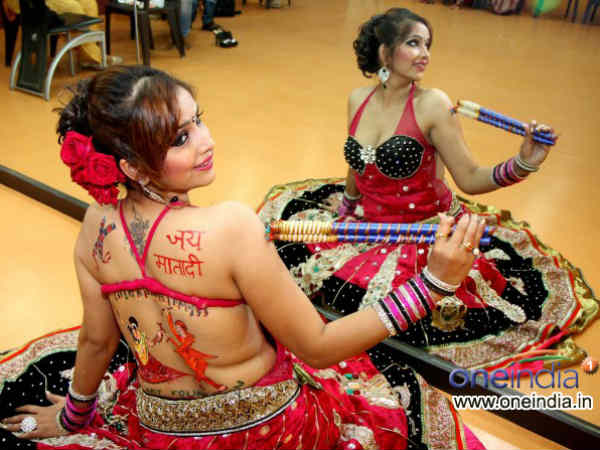 તનીષાનું બૅકલેસ ડાંડિયા બૉડી પેંટ