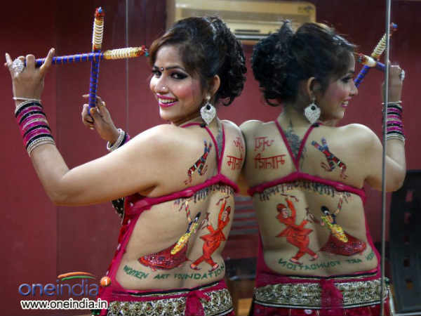 તનીષાનું બૅકલેસ ડાંડિયા બૉડી પેંટ