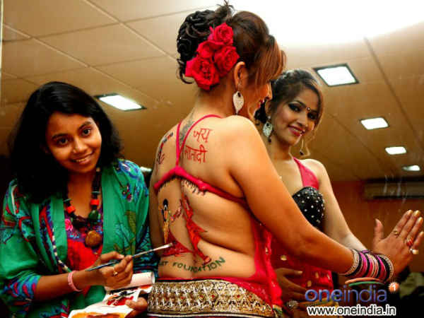 તનીષાનું બૅકલેસ ડાંડિયા બૉડી પેંટ