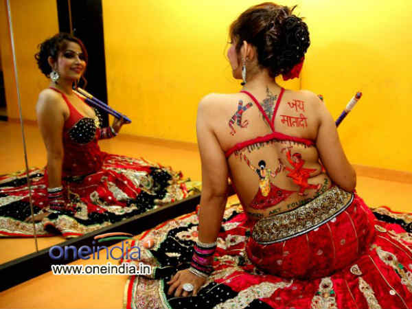 તનીષાનું બૅકલેસ ડાંડિયા બૉડી પેંટ