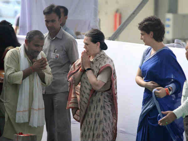 પુત્રી પ્રિયંકા સાથે માતા સોનિયા ગાંધી