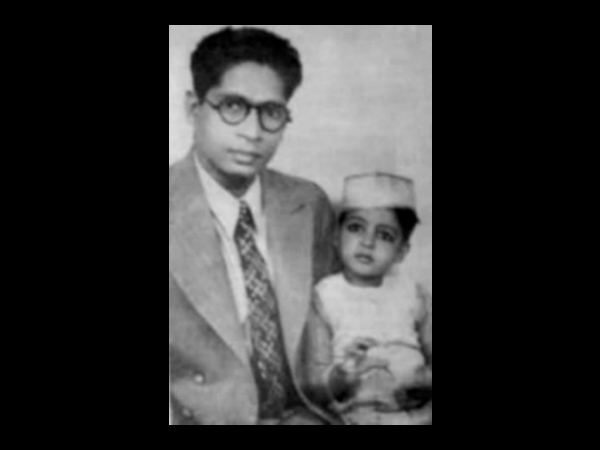 પિતાના ખોળામાં અમિતાભ