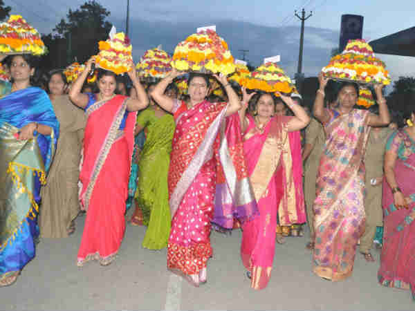 તેલંગાણામાં કંઇક આ રીતે ઉજવાય છે 'નવરાત્રિ!'