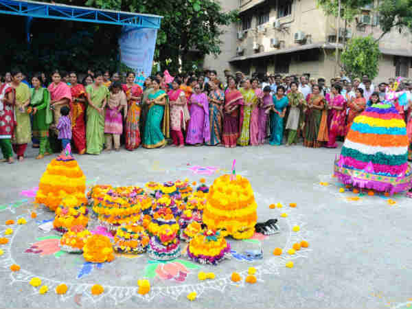 તેલંગાણામાં કંઇક આ રીતે ઉજવાય છે 'નવરાત્રિ!'