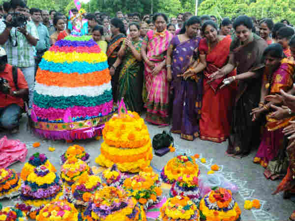 તેલંગાણામાં કંઇક આ રીતે ઉજવાય છે 'નવરાત્રિ!'