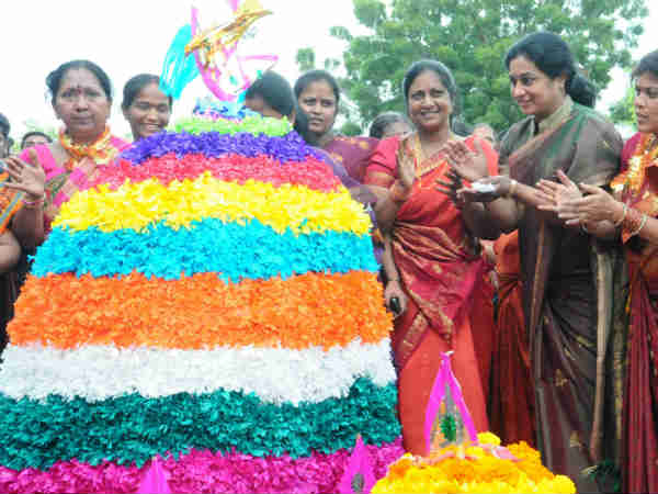 તેલંગાણામાં કંઇક આ રીતે ઉજવાય છે 'નવરાત્રિ!'