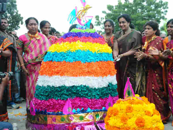 તેલંગાણામાં કંઇક આ રીતે ઉજવાય છે 'નવરાત્રિ!'