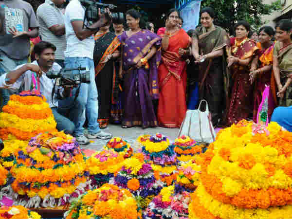 તેલંગાણામાં કંઇક આ રીતે ઉજવાય છે 'નવરાત્રિ!'
