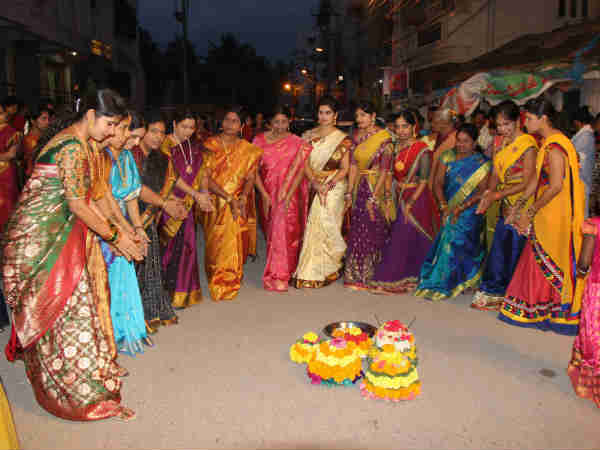 તેલંગાણામાં કંઇક આ રીતે ઉજવાય છે 'નવરાત્રિ!'