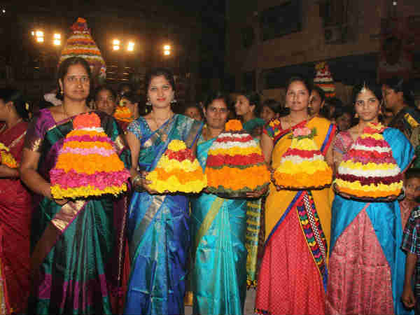 તેલંગાણામાં કંઇક આ રીતે ઉજવાય છે 'નવરાત્રિ!'