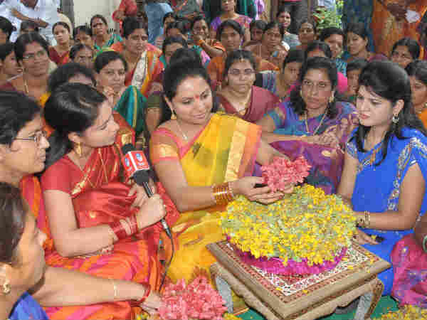 તેલંગાણામાં કંઇક આ રીતે ઉજવાય છે 'નવરાત્રિ!'
