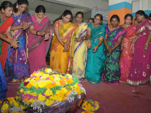 તેલંગાણામાં કંઇક આ રીતે ઉજવાય છે 'નવરાત્રિ!'