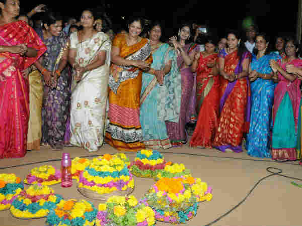 તેલંગાણામાં કંઇક આ રીતે ઉજવાય છે 'નવરાત્રિ!'