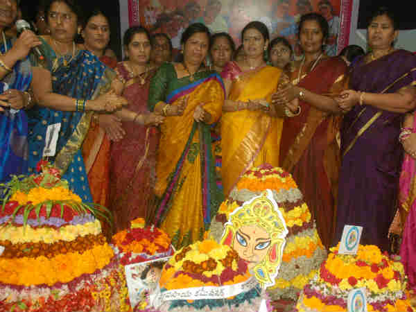 તેલંગાણામાં કંઇક આ રીતે ઉજવાય છે 'નવરાત્રિ!'