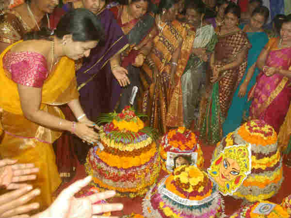 તેલંગાણામાં કંઇક આ રીતે ઉજવાય છે 'નવરાત્રિ!'