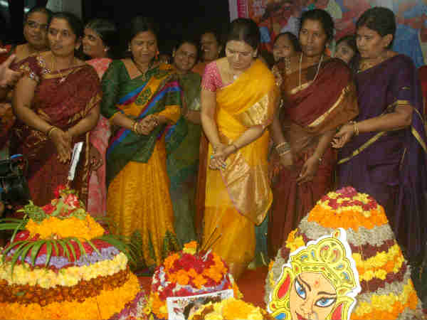 તેલંગાણામાં કંઇક આ રીતે ઉજવાય છે 'નવરાત્રિ!'