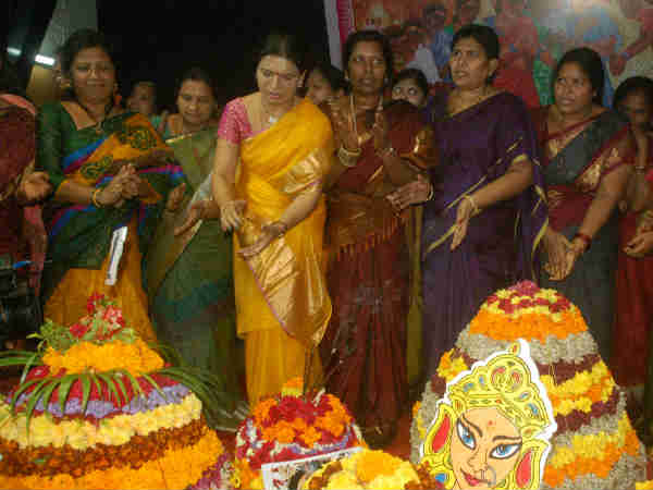 તેલંગાણામાં કંઇક આ રીતે ઉજવાય છે 'નવરાત્રિ!'