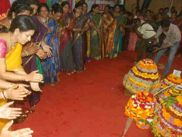 તેલંગાણામાં કંઇક આ રીતે ઉજવાય છે 'નવરાત્રિ!'