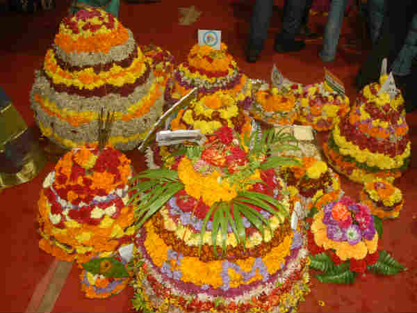 તેલંગાણામાં કંઇક આ રીતે ઉજવાય છે 'નવરાત્રિ!'