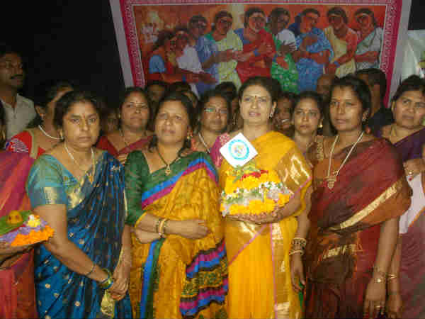 તેલંગાણામાં કંઇક આ રીતે ઉજવાય છે 'નવરાત્રિ!'
