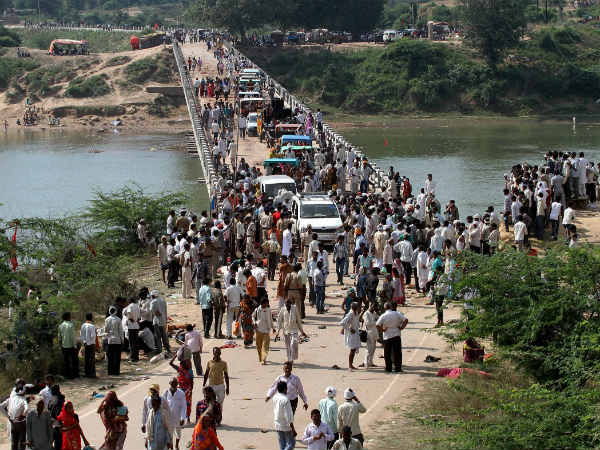 પોલીસે હળવો બળ પ્રયોગ કરવો પડ્યો
