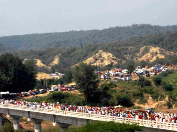 પૂલ પર એકઠી થયેલી ભીડ