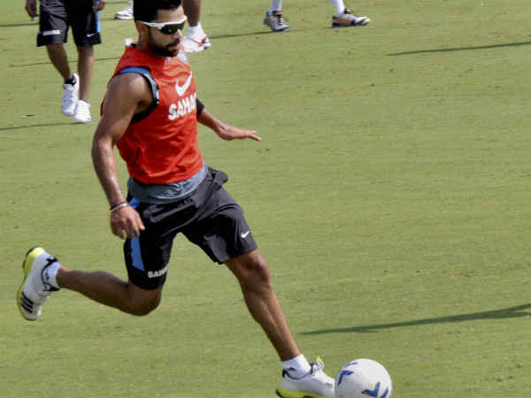 ફૂટબોલ રમી રહેલો વિરાટ કહોલી