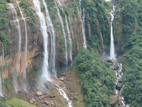 નોહકલિકઇ ફોલ્સનું ઝરણુ