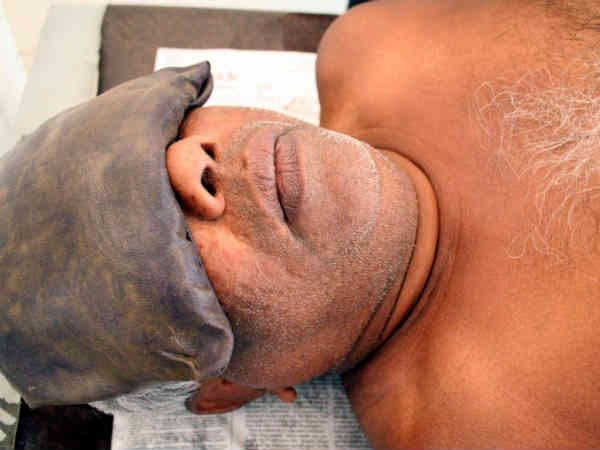 આંખો પર માટીનો લેપ