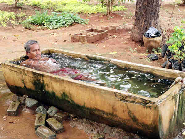 લીમડાના પેસ્ટનું સ્નાન