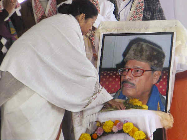 મમતા બેનરજીએ અર્પી શ્રદ્ધાંજલિ