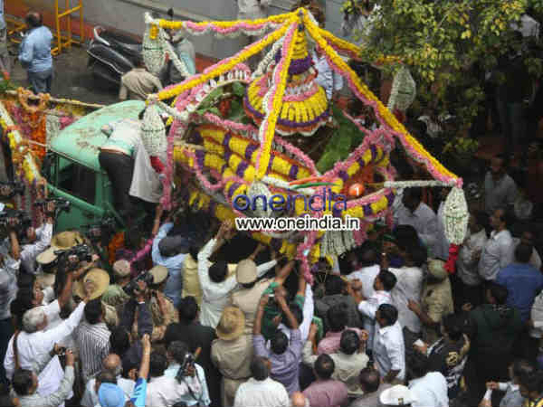 અંતિમ દર્શનાર્થે ભીડ