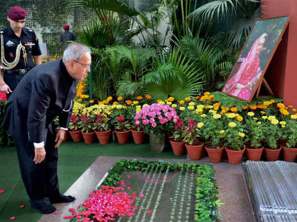 રાષ્ટ્રપતિએ અર્પી શ્રદ્ધાંજલિ