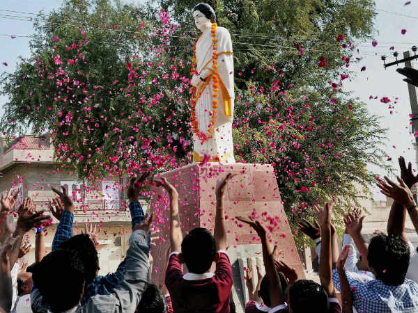 લોકોએ આપી ઇન્દિરા ગાંધીને શ્રદ્ધાંજલિ