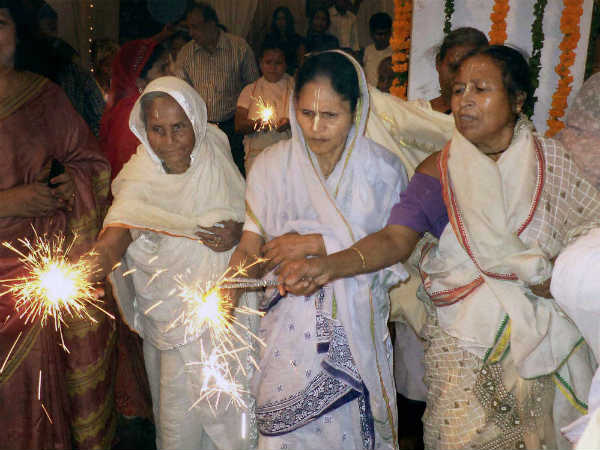 વિધવાઓ દ્વારા દિવાળીની ઉજવણી