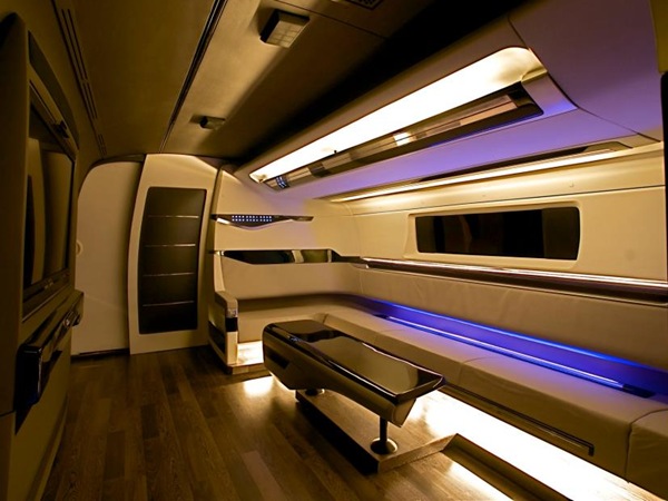 Shahrukh Khan's Luxury Bus By DC