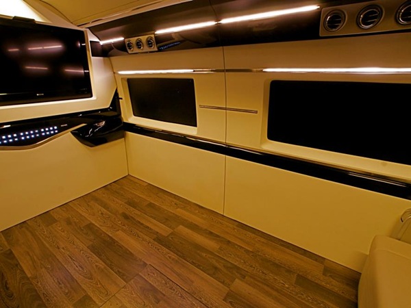 Shahrukh Khan's Luxury Bus By DC