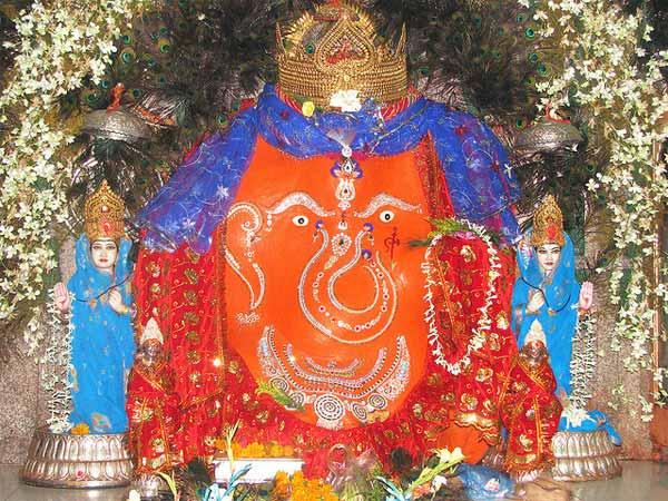 આવકના મામલામાં પાછળ નથી
