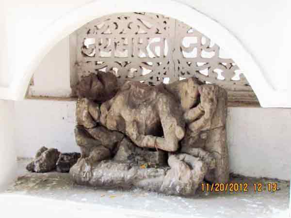મંદિરમાં અવશેષો