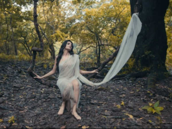 સેટ ઉપર ન્યુડ શર્લિન