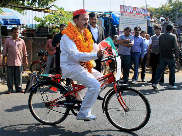સાઇકલ લઇને પહોંચ્યા નેતા