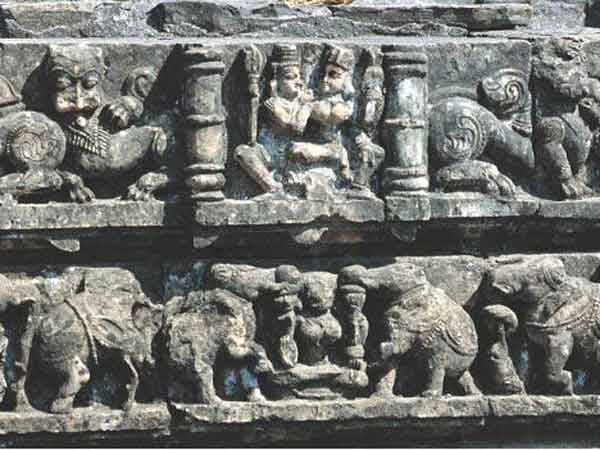 દિવાલ પર મૂર્તિઓ