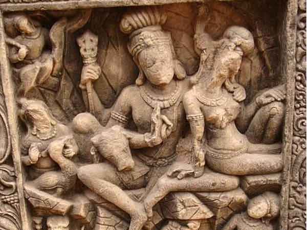 મંદિરની મૂર્તિઓમાં કોતરણી